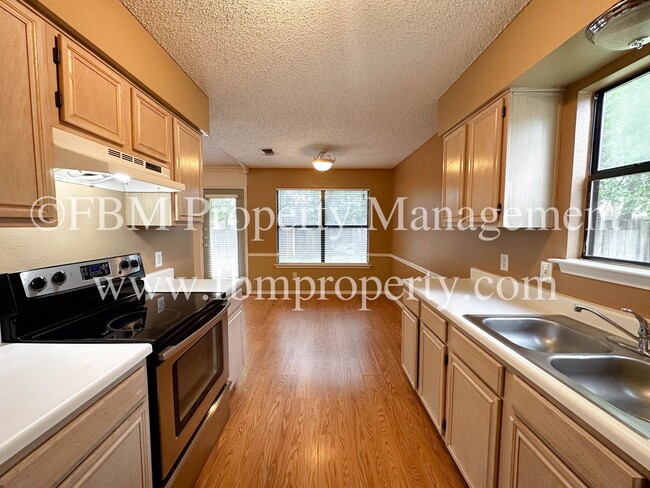Building Photo - 921 Park Pl Blvd