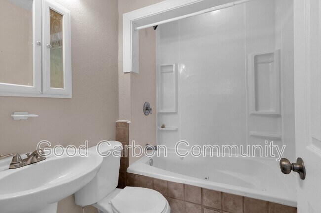 Building Photo - 101 Miller St