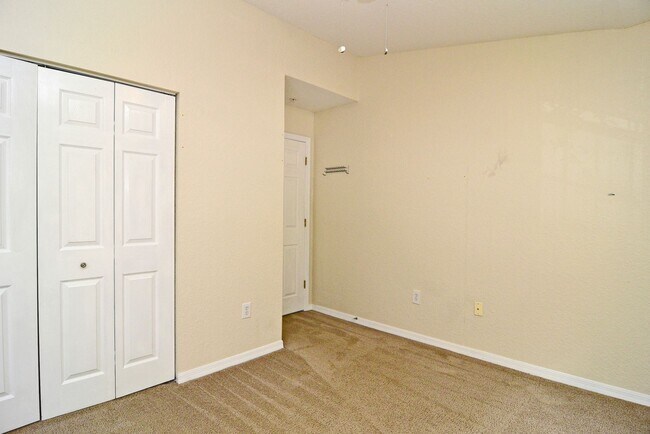 Building Photo - 2-bed 1-bath - Gated - Pool - Condo - Laun...