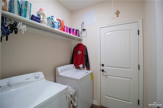 Building Photo - 16 E Imperial Oaks Dr