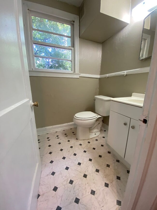Building Photo - **AVAILABLE NOW**2 bedroom / 1 bathroom Ho...