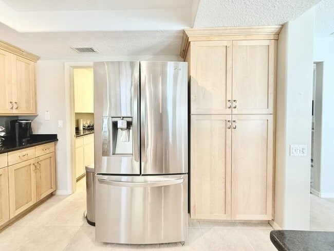 Building Photo - 8724 Ashbury Dr