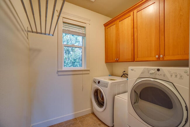 Building Photo - BEAUTIFUL FOUR BEDROOM HOME IN VANCOUVER