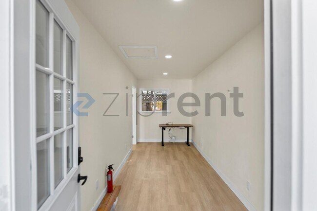 Building Photo - 319 Iris Way