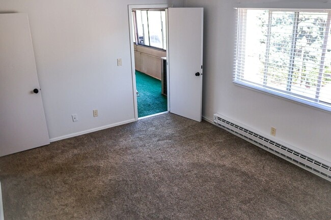 Building Photo - 3 Bedroom Rockrimmon Condo, NO DEPOSIT AND...