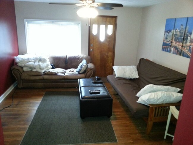 Building Photo - Modern 2 Bed/1 Bath row house with off-str...