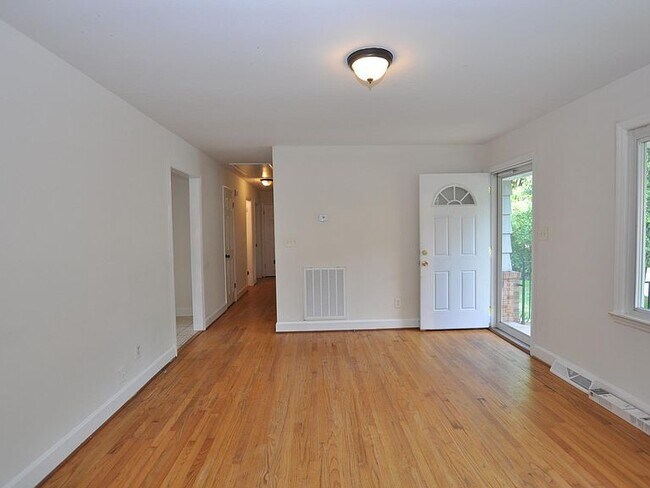 Building Photo - 7323 Idlewild Rd, Charlotte, NC 28212