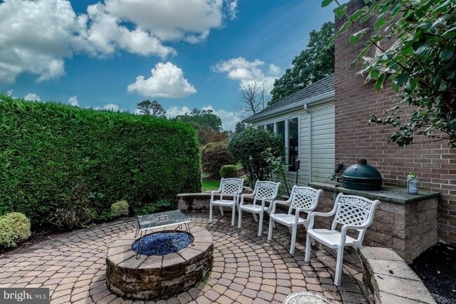 Building Photo - 211 Caravan Dr