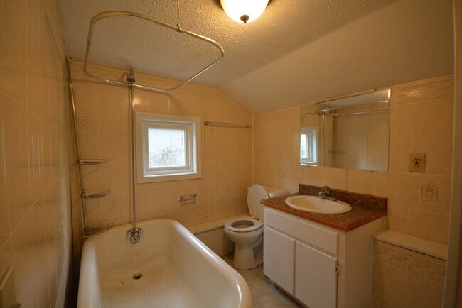 Building Photo - Rent this 2 Bedroom 1 bathroom Home