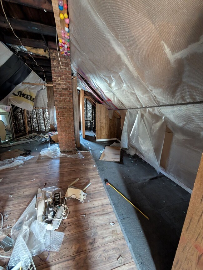 Building Photo - 422 S Louisa St