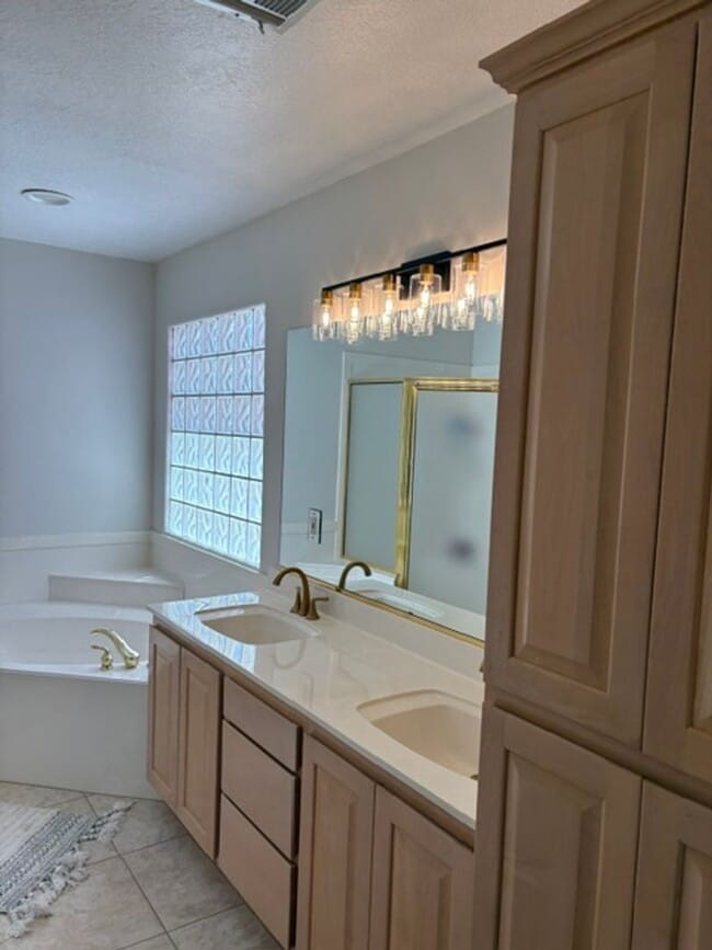 Building Photo - Furnished Home in Sante Fe Vistas- Short T...