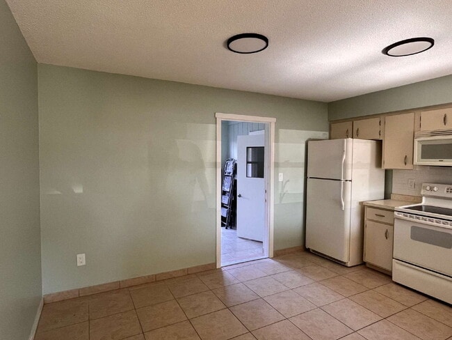 Building Photo - 2-bedroom, 2-bathroom Apartment