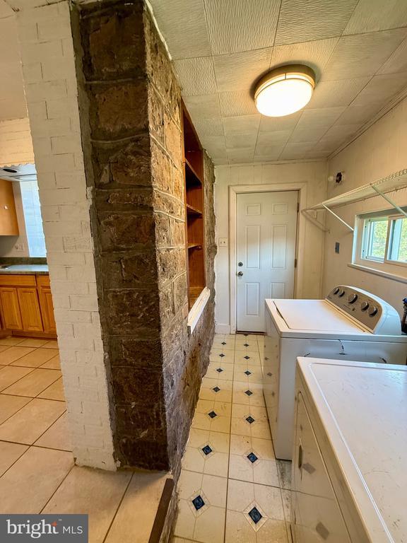 Building Photo - 403 S Main St