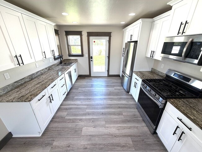 Building Photo - Single Level 3 Bed / 2 bath Home; Pet Friendly, Fenced back yard, Double car Garage