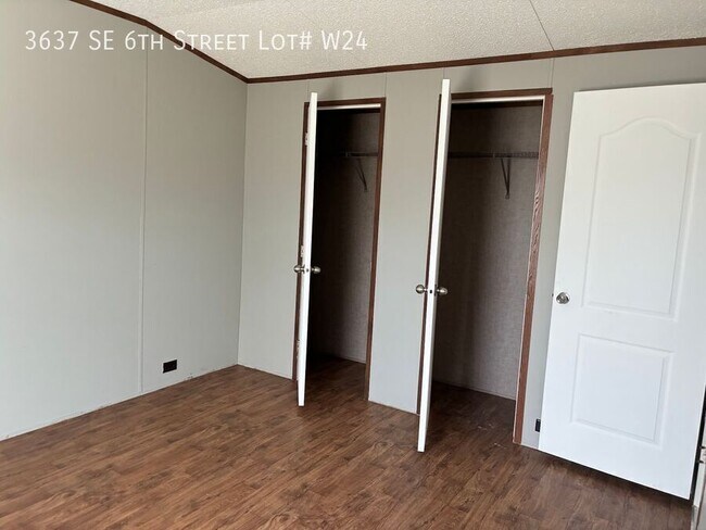 Building Photo - 3637 SE 6th St