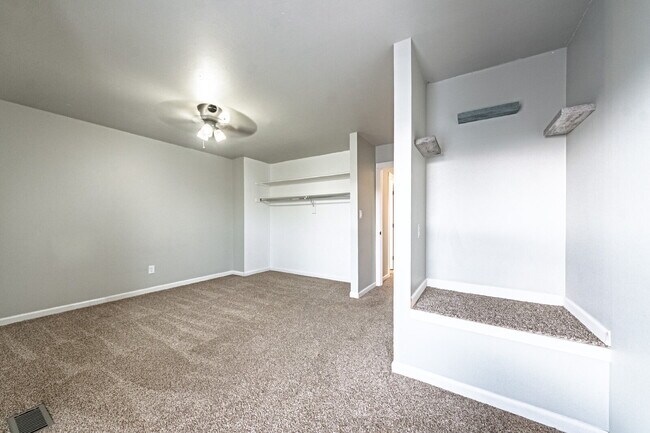 Building Photo - Beautiful Townhome with 3bedrooms and 3 bathrooms, and 1 car garage for rent.