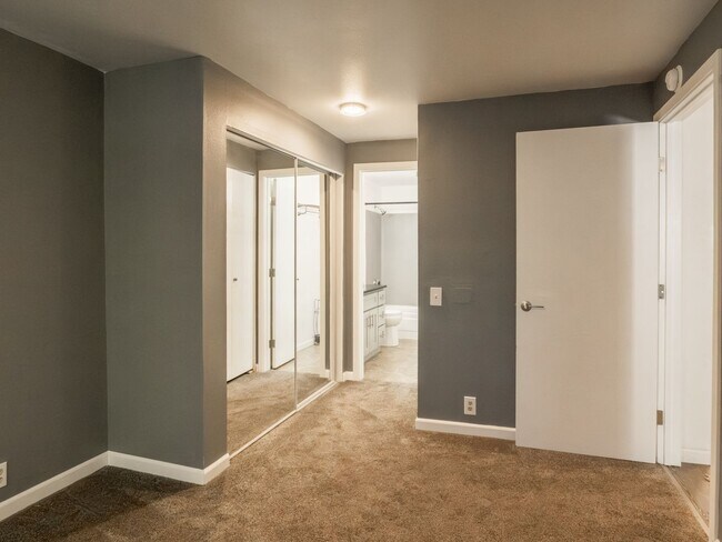 Building Photo - 2 Bed - 2 Bath Federal Way Condo!