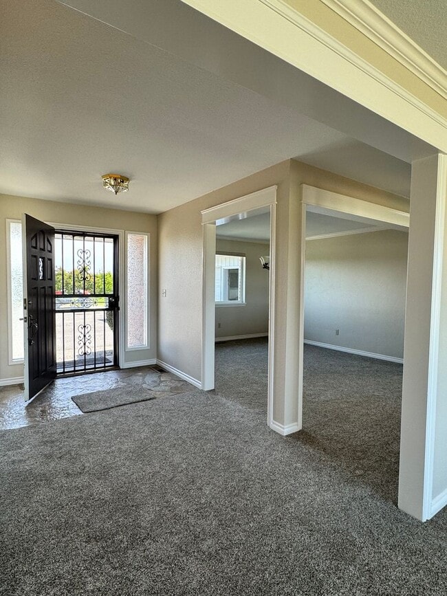 Building Photo - Large lower valley home, freshly remodeled, must see inside!