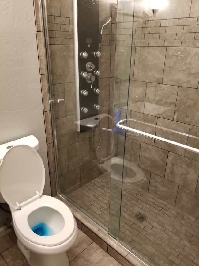 Building Photo - 1 BR Loft Available now