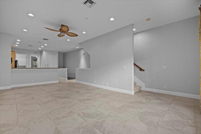 Building Photo - 4902 Vine Cliff Way E