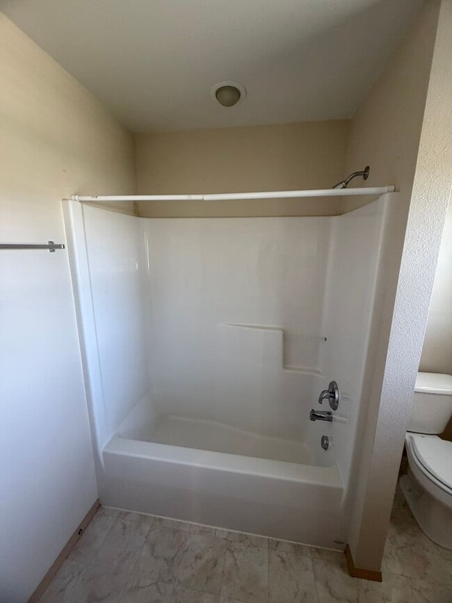 Building Photo - Charming 2-Story Townhome with Vaulted Ceilings