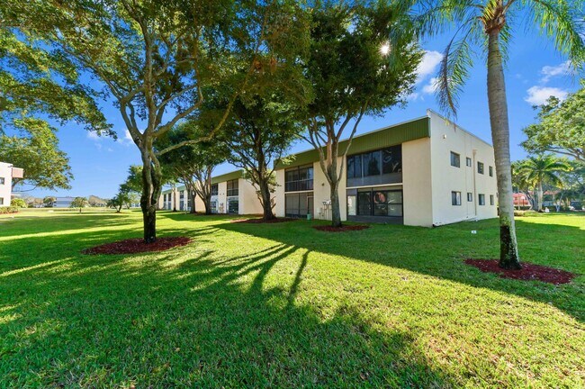 Building Photo - 15217 Lakes of Delray Blvd