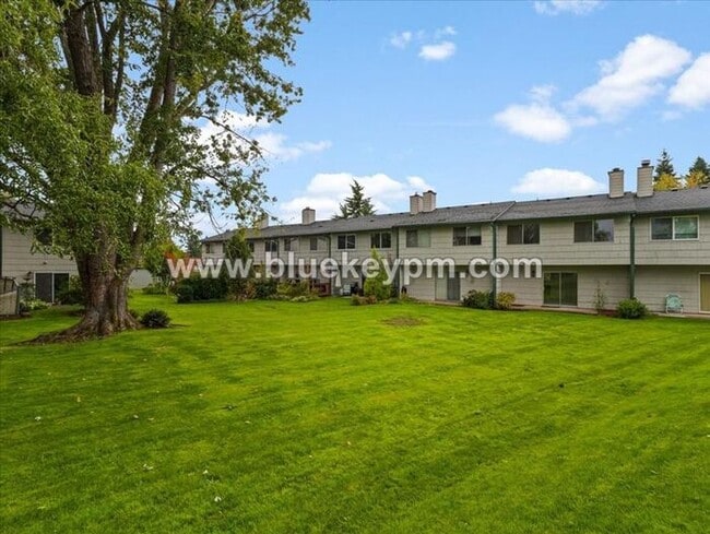 Building Photo - 3 Bed, 1.5 Bath Townhome in Hazel Dell Near Salmon Creek Regional Park