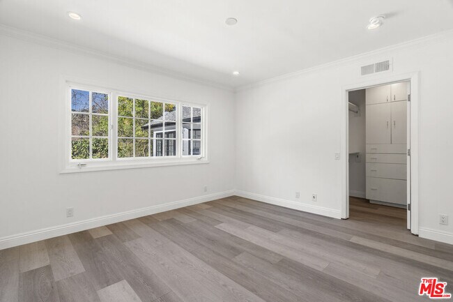 Building Photo - 3217 Hutton Dr