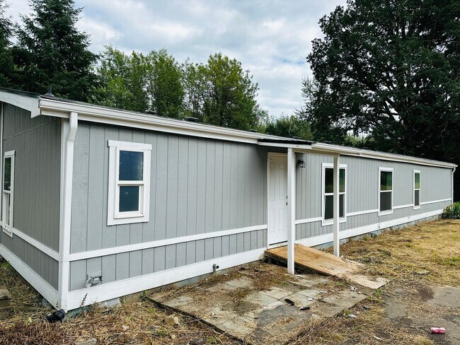 Building Photo - Newly Remodeled Acreage Property