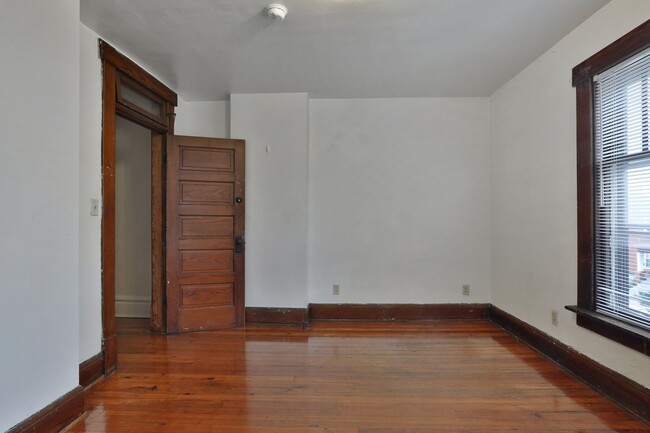 Building Photo - Large 4 Bedroom North Campus Townhouse - 1...