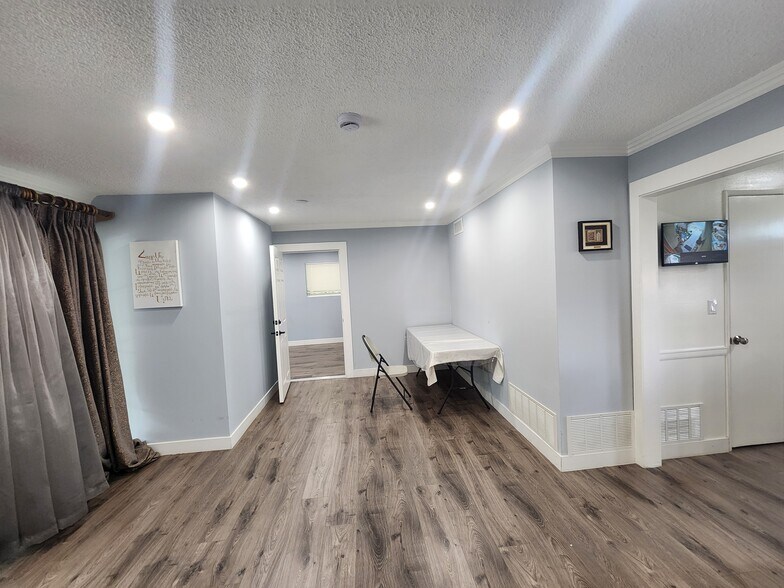 Building Photo - 11665 Babbitt Ave