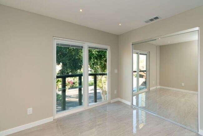 Building Photo - 6088 De La Rosa Ln