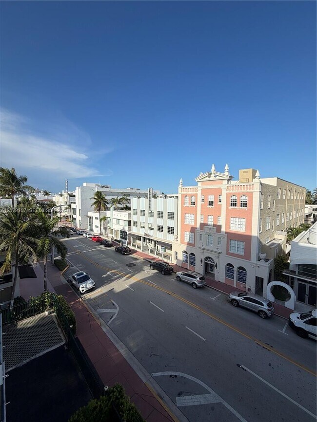 Building Photo - 720 Collins Ave