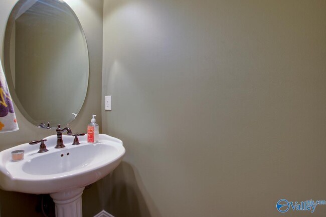 Building Photo - 2801 Centerridge Rd SE