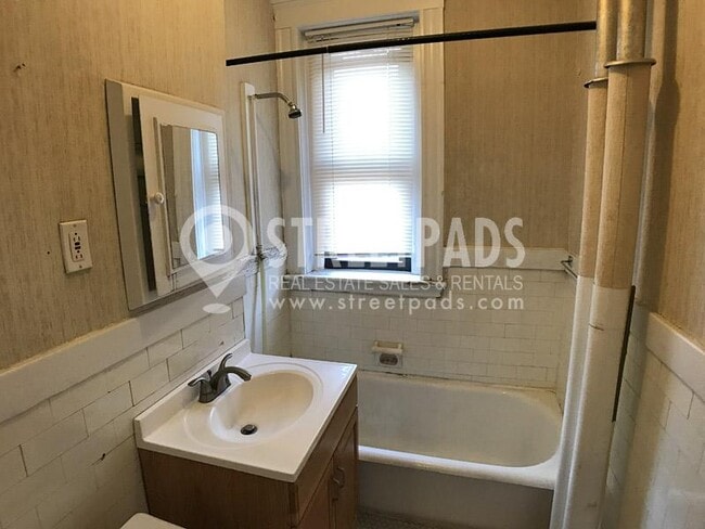 Building Photo - bedroom in Malden MA 02148