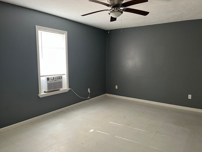 Building Photo - 2 bd/2 ba apartment