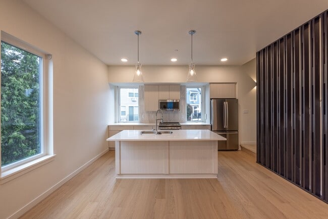 Building Photo - Riverside Townhomes - Waterfront Living in Vancouver