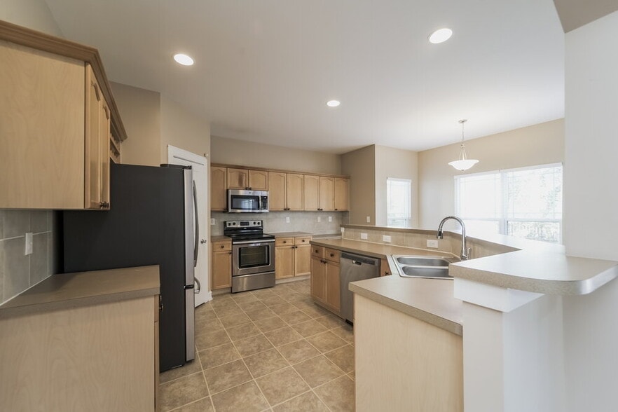 Building Photo - 8607 Castle Cliff Dr