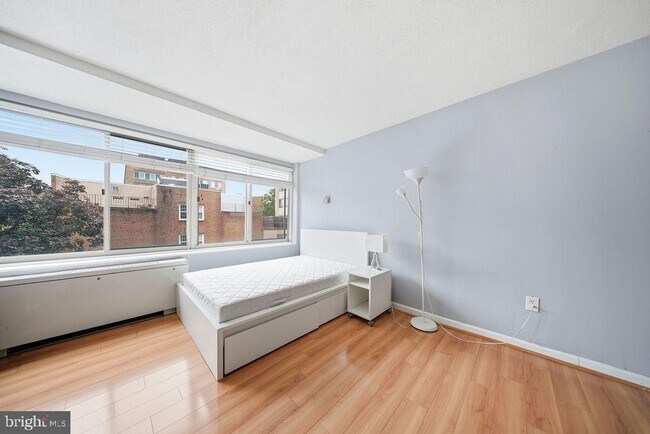 Building Photo - 922 24th St NW