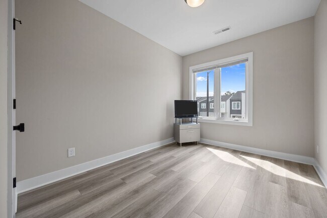 Building Photo - Stylish & Spacious Home in Prime Durham Location – Modern Living with Comfort & Convenience