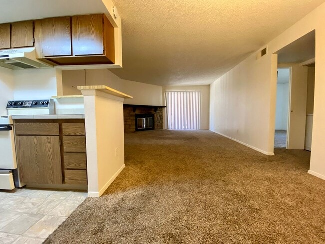Building Photo - 1 Bed 1 Bath Aurora Condo Located Near Che...