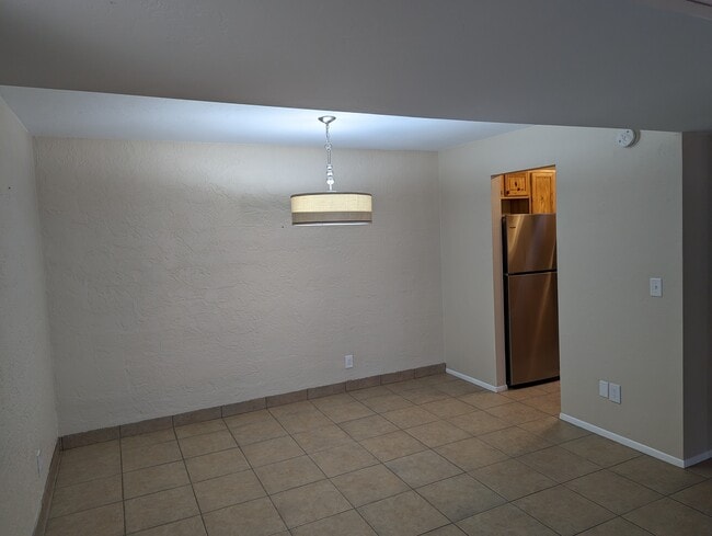 Building Photo - 625 S Prudence Rd