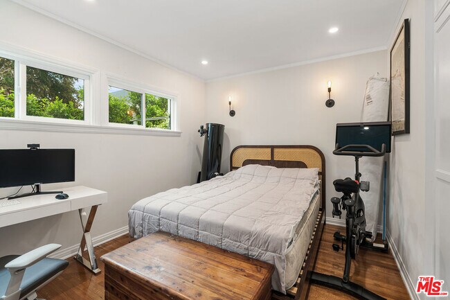 Building Photo - 8474 Oakwood Ave