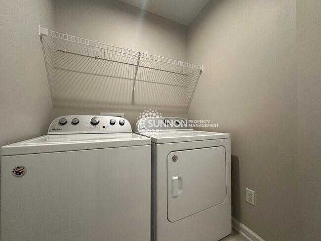 Building Photo - Beautiful 3 Bed Townhome in Eagle Lake Sub...