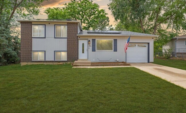 Primary Photo - Beautiful 3 Bed, 2 Bath Split-Level Home w...
