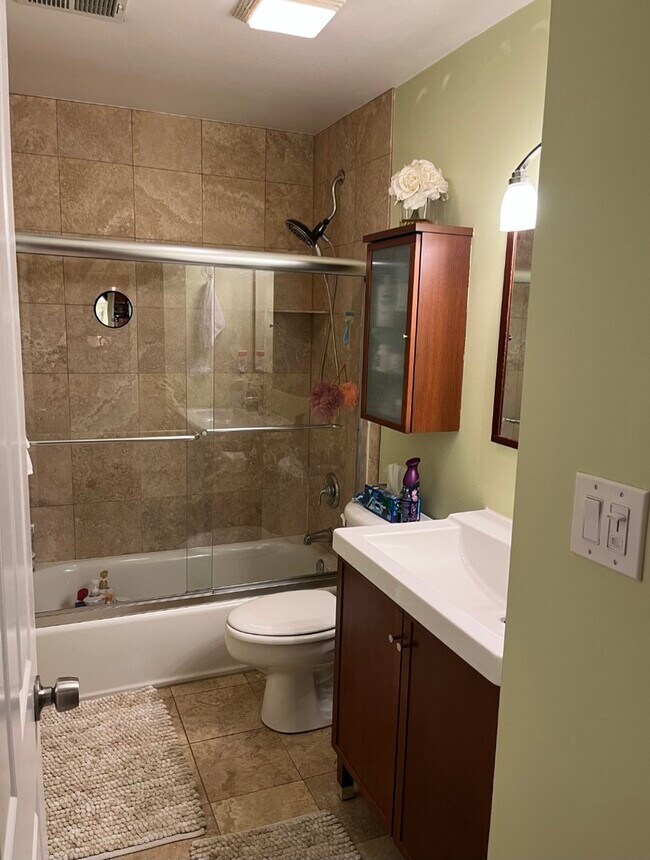 Building Photo - 643 W Barry Ave