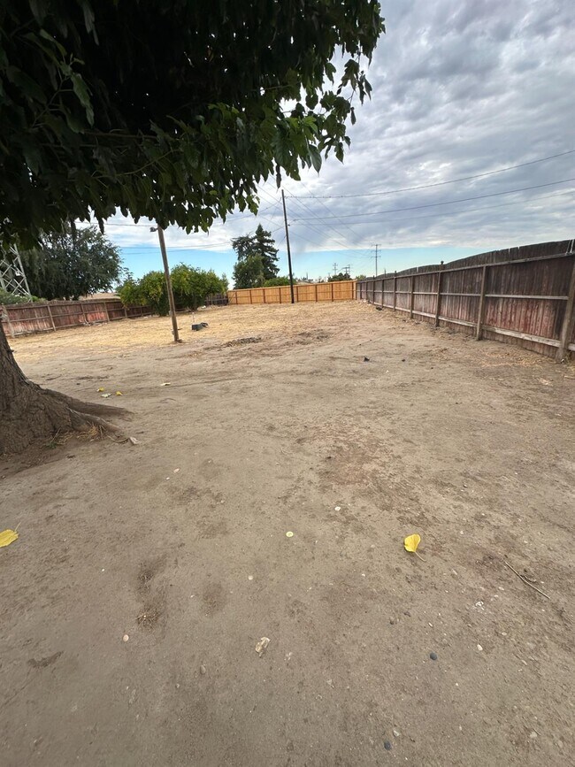 Building Photo - 707 N Villa Ave