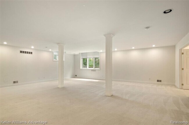Building Photo - 47611 Manorwood Dr