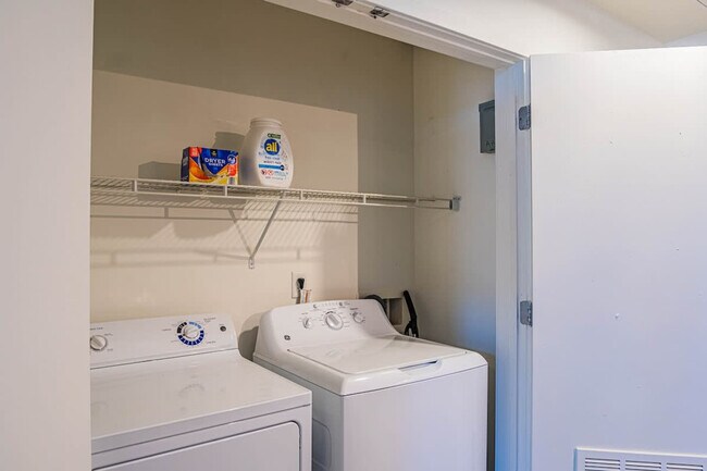 Building Photo - 333 E Roosevelt St