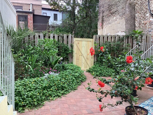 Building Photo - 114 E Jones St